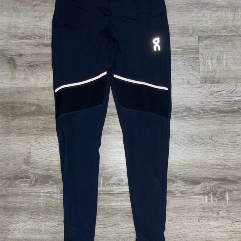 On Running black Leggings with Reflective Detail
